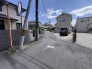 幅員の狭い道ですが、車通りの少ない住宅街に立地してます。
