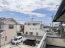 住宅街の中の一戸建て、あたりはほとんど住宅です。

