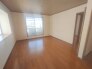 窓から入り込む穏やかな光が、お部屋全体を優しく包み込み、心地よい静寂を演出してくれます。
