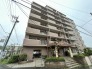 最寄り駅まで徒歩１１分。この距離だと、運動不足も少し解消されるかも。
