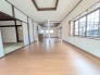 木枠の温もりと静かな佇まいが調和した、奥行きのある穏やかな空間が暮らしにゆとりをもたらします。