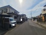 落ち着いた佇まいの住宅が並び、穏やかな時間が流れる住環境が日常に安らぎをもたらします。