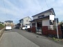 落ち着いた住宅街に佇む、日々の暮らしに安らぎをもたらす穏やかな街並みです。