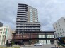 洗練されたフォルムが街並みに静かな存在感を放ち、落ち着いた佇まいで日々の暮らしを包み込みます。