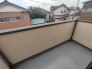 住宅街の中の一戸建て、あたりはほとんど住宅です。
