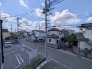 前面の住まいとの距離感があるから、圧迫感を感じません。

