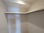 季節物の衣類もスッキリ収納できる、ウォークインクローゼット。
