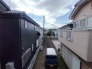 主に二階建てが中心の住宅街。近隣の屋根を高さを見ても、こちらの家と同じくらい。
