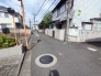 車通りの少ない閑静な住宅地、のびのびした子育てに適します。
