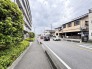 最寄り駅まで徒歩12分。この距離だと、運動不足も少し解消されるかも。
