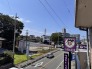 前面の住まいとの距離感があるから、圧迫感を感じません。
