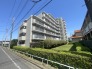 幹線道路から１本入った現地は、想像以上に静かに感じられます。
