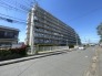 住民の方が主に利用する交通量少なめの道路に面してます。
