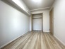 今からここを誰のお部屋にしようか、そんな洋室。大きさは5.1帖です。
