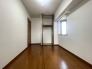 今からここを誰のお部屋にしようか、そんな洋室。大きさは5.6帖です。

