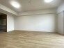 木の温もりを感じる床材が、温かい雰囲気を醸し出す広々とした空間。真っ白な壁が、描きたい暮らしのイメージを広げ、心にゆとりをもたらしてくれるでしょう。
