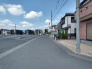 駐車が苦手な方にも嬉しい、前面６ｍ道路に面した住まい。
