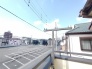 前面の住まいとの距離感があるから、圧迫感を感じません。
