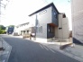 車通りの少ない住宅街に立地してます。
