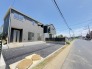 前面道路は歩道も整備され、小さなお子様にも安心です。
