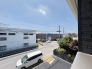 前面の住まいとの距離感があるから、圧迫感を感じません。
