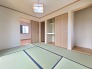 木の温もりと清々しい空気感が心地よく、心身を穏やかに整えてくれるような静かな安らぎに満ちた空間です。