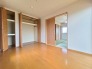 自然素材のぬくもりと余白が調和し、日々の暮らしに心地よいゆとりをもたらす空間です。