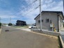 空が広く開放感のある街並みに、落ち着いた住宅がゆったりと佇んでいます。
