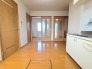 温かみのある木目の建具が並び、室内全体に穏やかで落ち着いた空気が流れる住空間です。