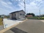 空が広く見渡せる開放的な環境で、穏やかな暮らしを叶える落ち着いた住まいです。
