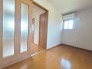 木目の温かみと柔らかな質感が調和し、日々の暮らしに安らぎを感じさせてくれる心地よい空間です。