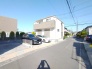 幅員の狭い道ですが、車通りの少ない住宅街に立地してます。

