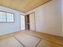 木のぬくもりと畳の質感が調和した、心穏やかな時間を過ごせる落ち着いた空間です。