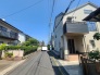 閑静な住宅街に位置し、日々の生活を穏やかに包み込む落ち着いた佇まいの住まいです。