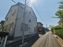 穏やかな住宅街に溶け込み、日々の暮らしに心地よい落ち着きをもたらす住まいです。