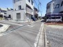 住民の方が主に利用する交通量少なめの道路に面してます。
