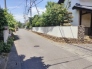 幅員の狭い道ですが、車通りの少ない住宅街に立地してます。
