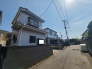 穏やかな住宅街に溶け込み、日々の暮らしに心地よい静けさと落ち着きをもたらす住まいです。