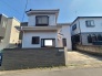閑静な住宅街に佇む、落ち着いた色合いの外観が日々の暮らしに安らぎを与えてくれます。