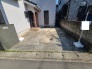 日々の暮らしを穏やかに支える、落ち着いた佇まいと程よい広さを備えた住まいのアプローチ。