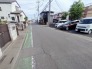 前面道路は歩道も整備され、小さなお子様にも安心です。
