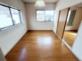 住宅街の２階南向きのお部屋、日当たりはご覧のとおり良好です。
