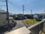 落ち着いた住宅街の風景が広がり、穏やかな時間が流れる日常の拠点がここにあります。