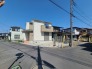 穏やかな空が広がる閑静な住宅街に佇む、すっきりと整った外観が暮らしに調和をもたらします。