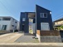 洗練された濃紺の佇まいが、街並みに落ち着いた存在感と現代的な調和をもたらしています。