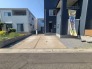 端正な外観が静かな街並みに調和し、暮らしの始まりを感じさせるすっきりとした佇まいが魅力です。