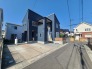 洗練されたネイビーの外観が街並みに静かに調和し、現代的な落ち着きを感じさせる佇まいです。