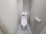 新しくお住まいになる方のことを考えて、トイレも新品に交換しました。
