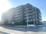 落ち着いた色味と整ったフォルムが街並みに美しく調和しています。
