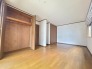 木の温もりが心地よく、日々の暮らしに静かな安らぎをもたらしてくれる素朴で落ち着いた空間です。